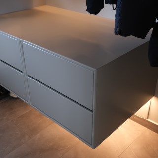 Djupa lådhurtsar med LED-belysning i hallförvaring
